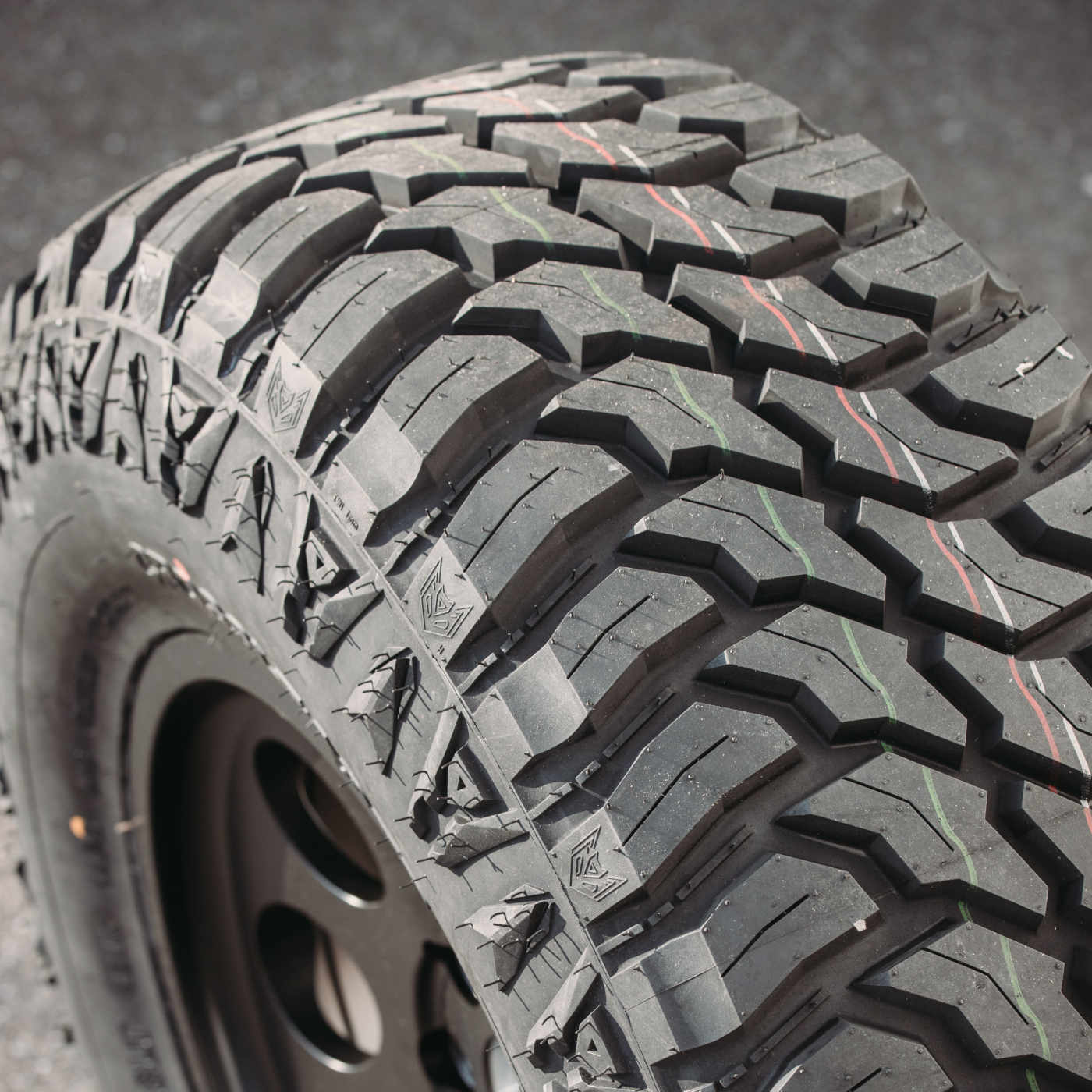 Reifen 305/70R18 35x12.5R18