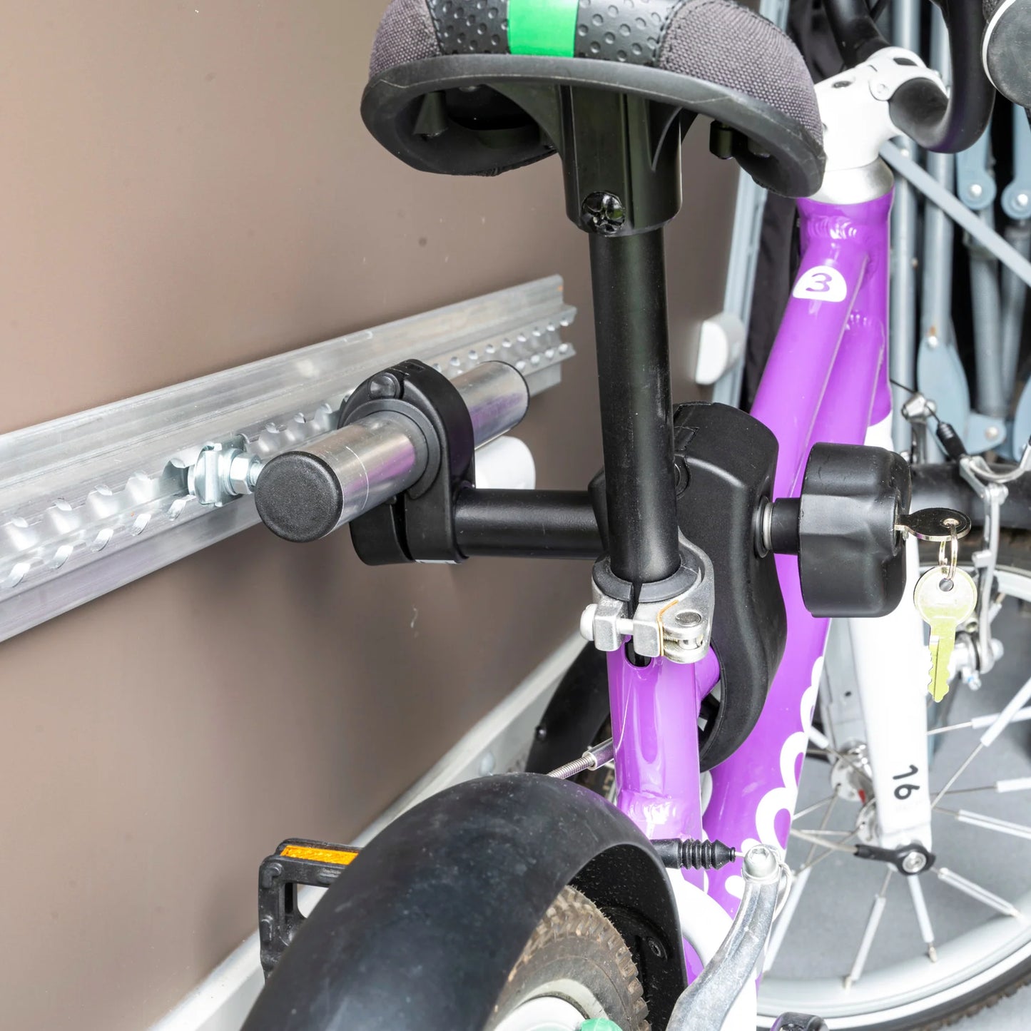 Fahrradhalter für Airline-Zurrschiene