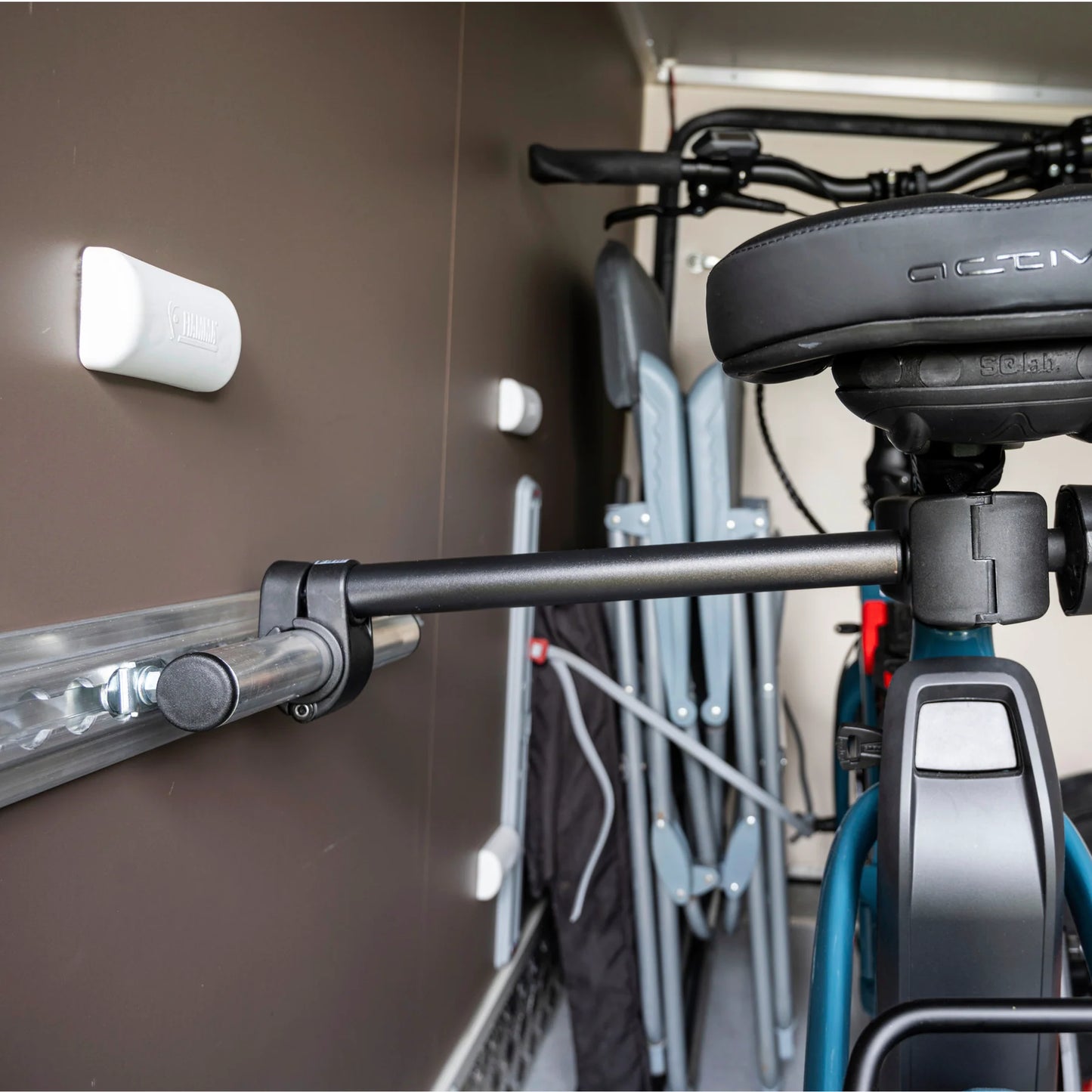 Fahrradhalter für Airline-Zurrschiene