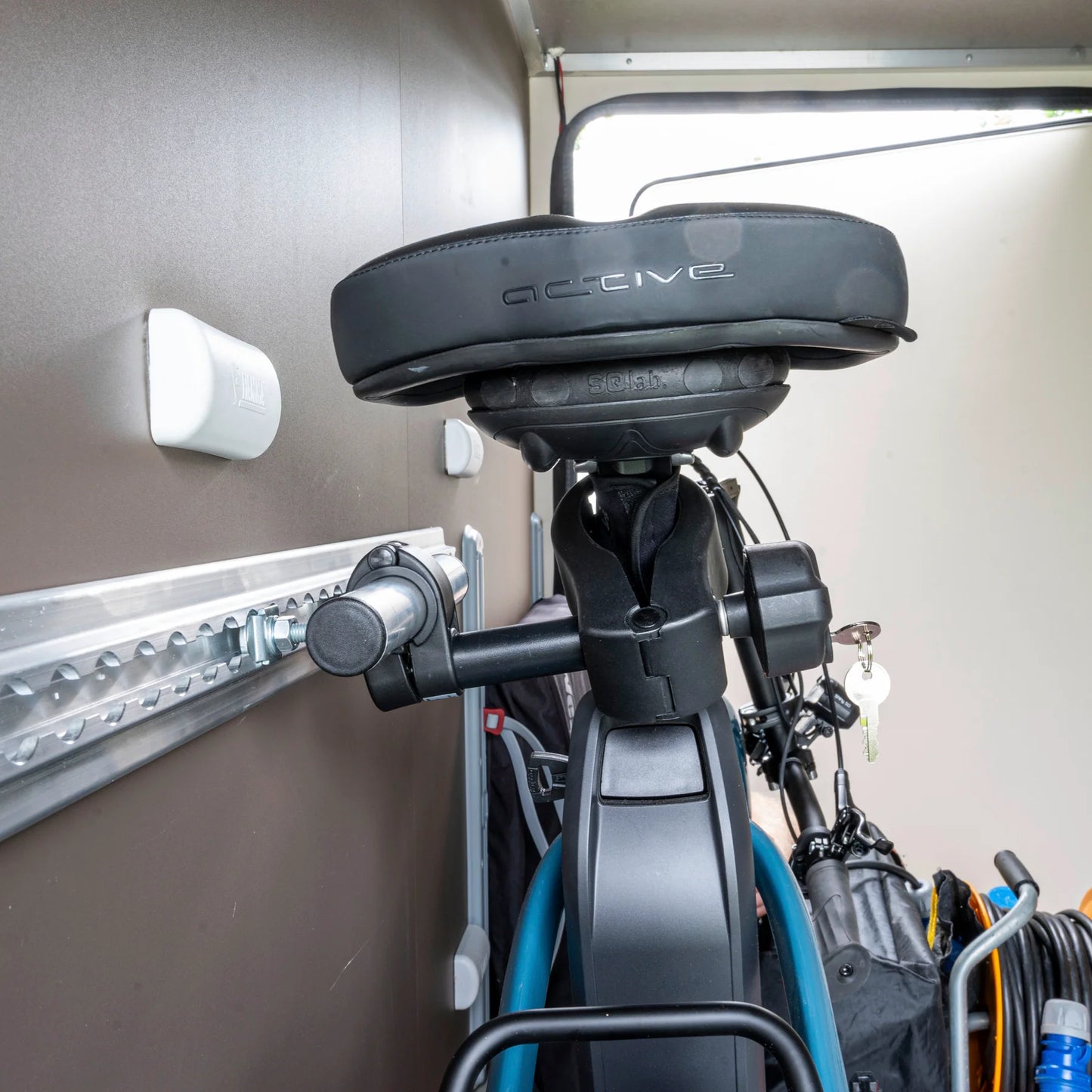 Fahrradhalter für Airline-Zurrschiene