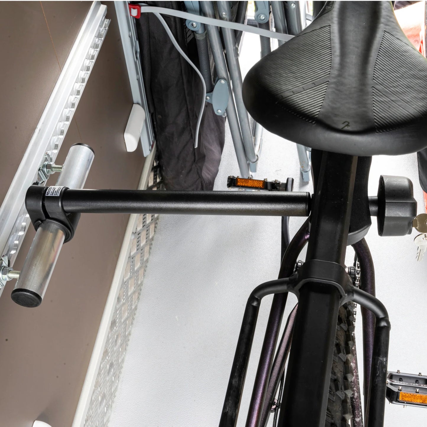 Fahrradhalter für Airline-Zurrschiene