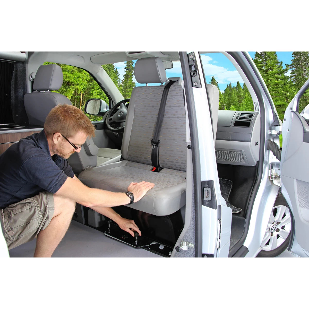 Kiravans Drehkonsole für Doppelsitz VW T5/T6 – Vanstudio